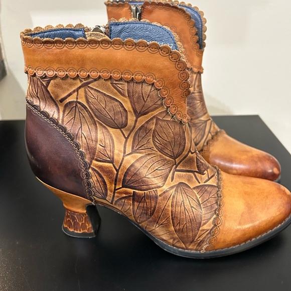 L’artiste Ankle Booties - Picture 2 of 6